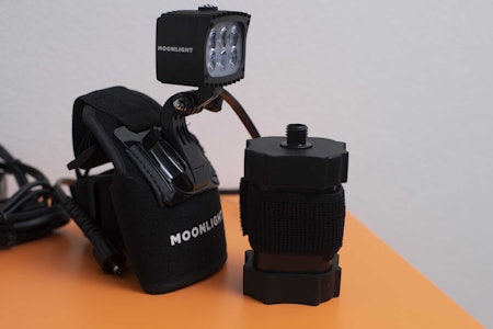 KRAFTIG LYKT: 3000 lumen er mye lys på en sykkel - vi har testet en lykt fra Moonlight. Foto: Kristoffer H. Kippernes. Moonlight Bright As Day 3000