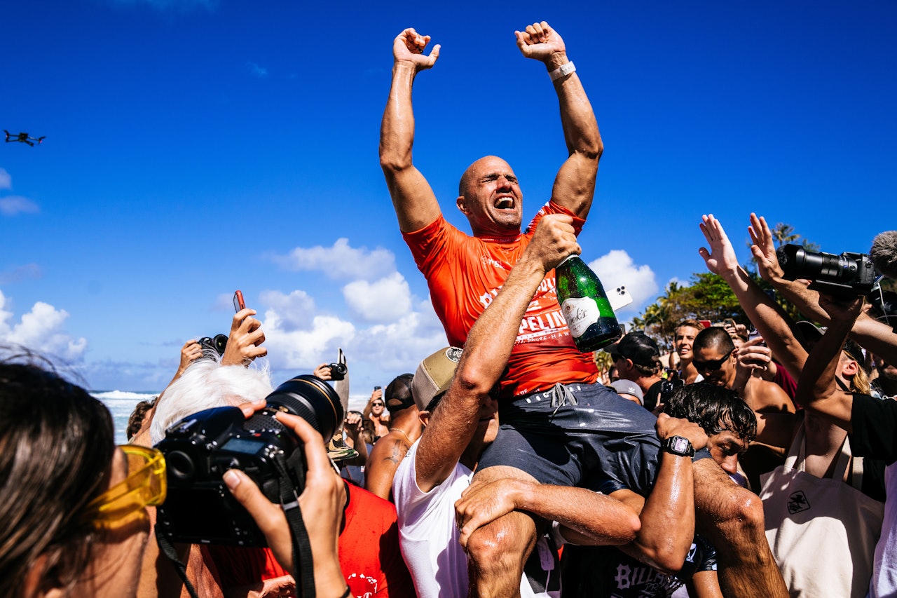 SENSASJONELT: Elleve ganger WSL-mester Kelly Slater fra USA kunne juble etter å ha vunnet finalen på Billabong Pro Pipeline 5. februar 2022 i Haleiwa, Hawaii. Foto: Brady Lawrence/World Surf League Elleve ganger WSL-mester Kelly Slater fra USA etter å ha vunnet finalen på Billabong Pro Pipeline 5. februar 2022 i Haleiwa, Hawaii. Foto: Brady Lawrence/World Surf League