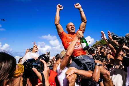 SENSASJONELT: Elleve ganger WSL-mester Kelly Slater fra USA kunne juble etter å ha vunnet finalen på Billabong Pro Pipeline 5. februar 2022 i Haleiwa, Hawaii. Foto: Brady Lawrence/World Surf League Elleve ganger WSL-mester Kelly Slater fra USA etter å ha vunnet finalen på Billabong Pro Pipeline 5. februar 2022 i Haleiwa, Hawaii. Foto: Brady Lawrence/World Surf League