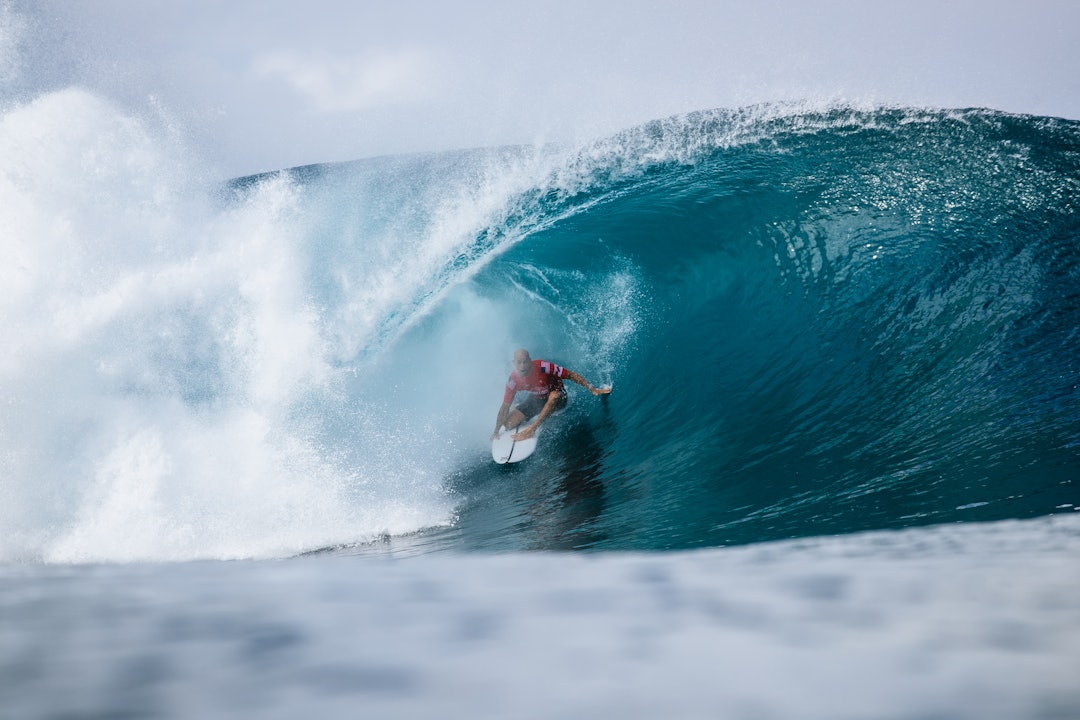 MR. PIPE: Ingen kan Pipeline bedre. Kelly har et hus på stranden ved «Pipe», og legger store deler av sesongen her. Foto: Brent Bielmann/World Surf League Kelly Slater i en tube på Pipeline Hawaii