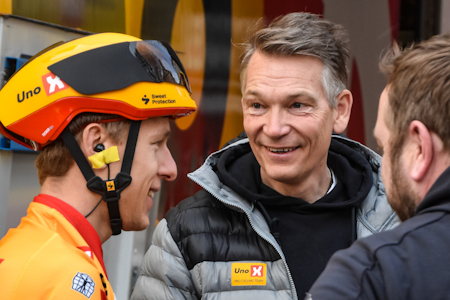 KREVENDE OG GIVENDE: Stig Kristiansen og Uno-X har tatt på seg en vanskelig utfordring, men målet er å gjøre ryttere som Tobias Halland Johannessen til en av de aller beste i verden. Foto: Cassandra Donne tobias halland johannessen