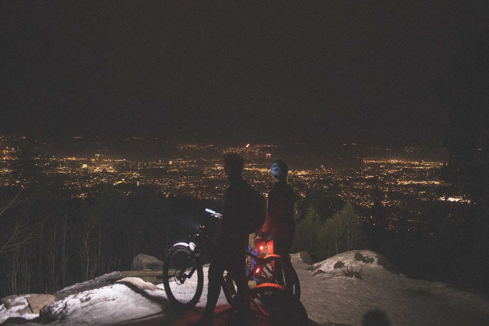 syklister med utsikt over Oslo