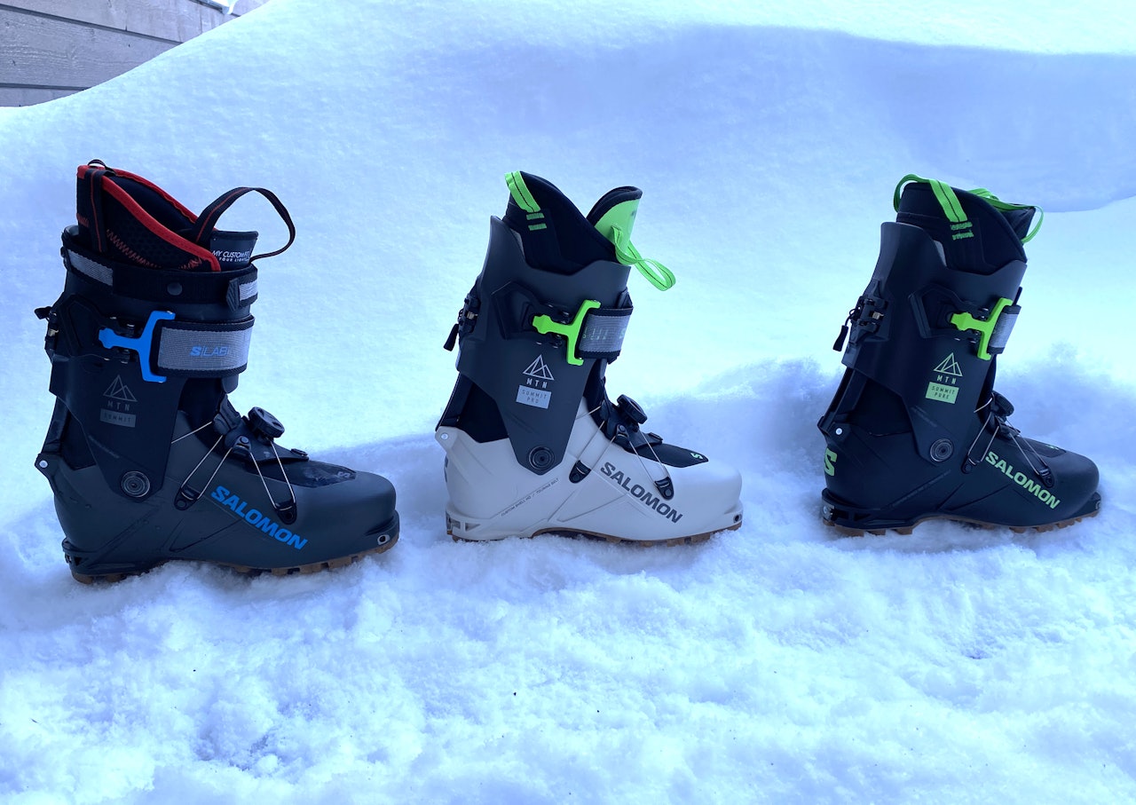 Tre toppturstøvler i snø