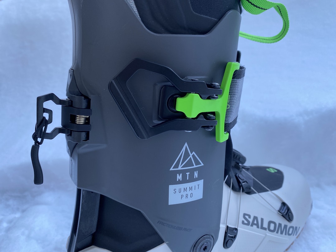 FELLES BRYTER: De nye støvlene har lite til felles med den populære og tyngre MTN Lab, men bryteren som skifter mellom gå- og kjøremodus er lik. Foto: Tore Meirik Baksiden av en topturstøvel