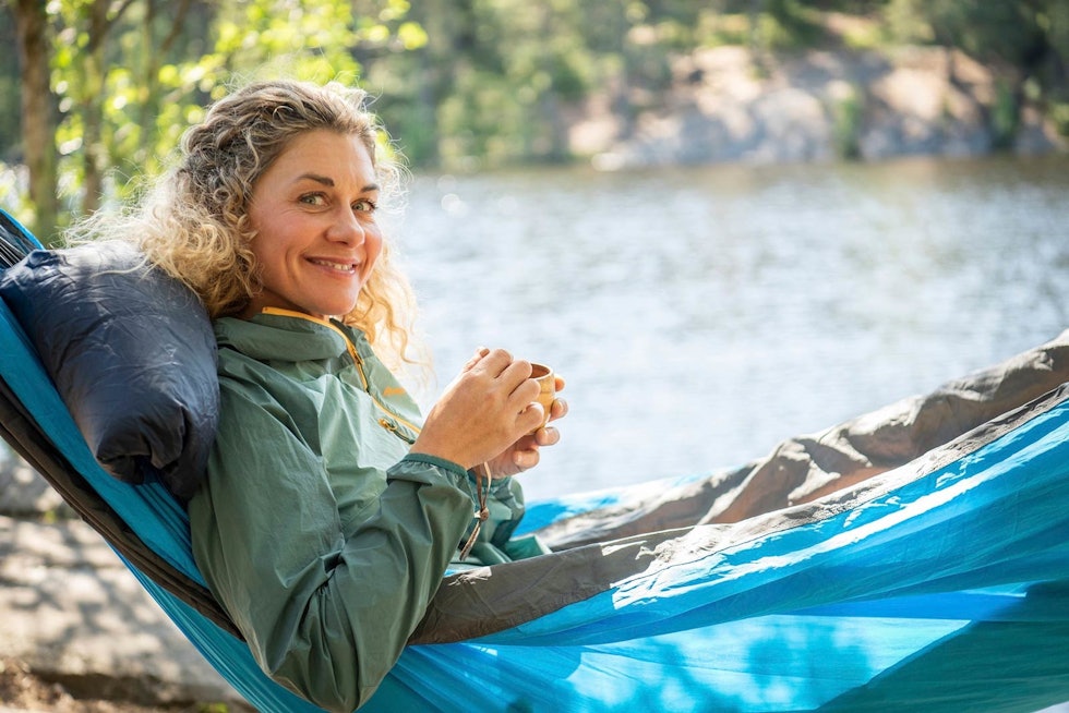 Mer natur: Cecilie Skog mener hengekøya gir mer nærhet til naturen, både fordi du ikke har en vegg mellom deg og naturen, og fordi du ser mer fra høyden. (Foto: Eirik Aspaas) Test-av-Hengekøyer-2