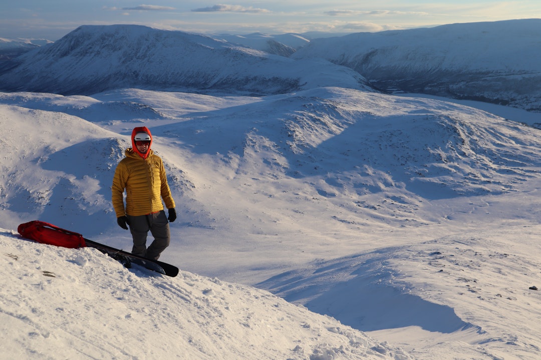 GOD I PAUSEN: Med Haglöfs Nordic Down Hood på topptur i kaldt vær på Storbekkhøa i Oppdal. Foto: Siv-Elin Skogen Mann poserer på topptur