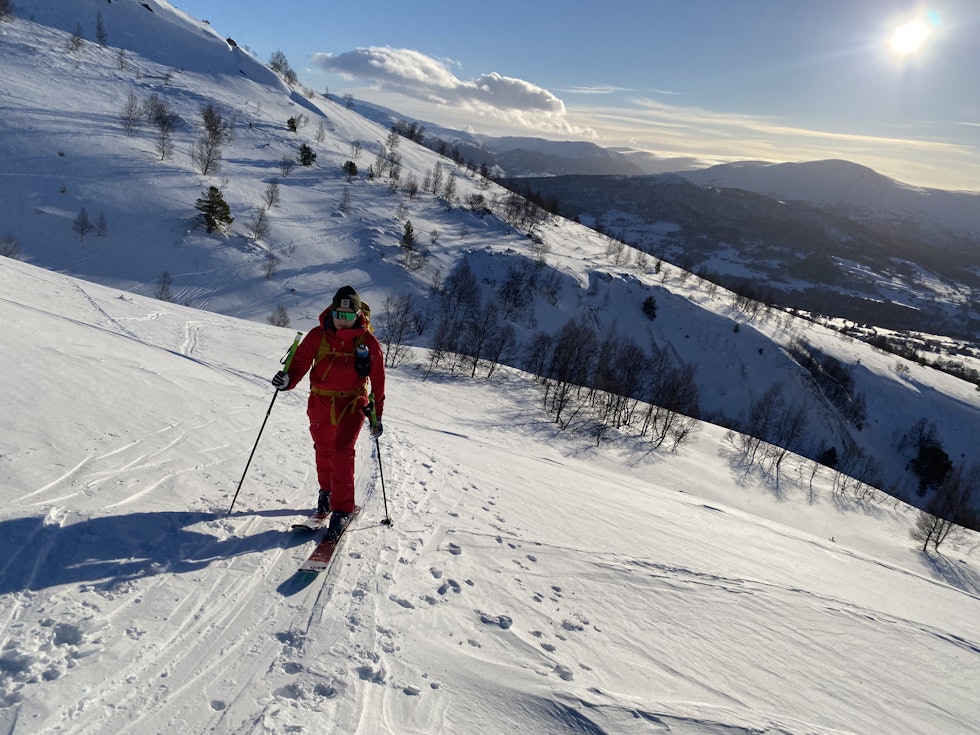 RØD: Med full Stellar-rigg i rød farge er man lett å kjenne igjen til fjells. Her er klærne med på topptur i Oppdal. Foto: Tore Meirik Dame tester Stellar klær på skitur