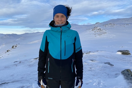 Dynafit Radical Infinium Hybrid JKT W Dame på en fjelltopp om vinteren