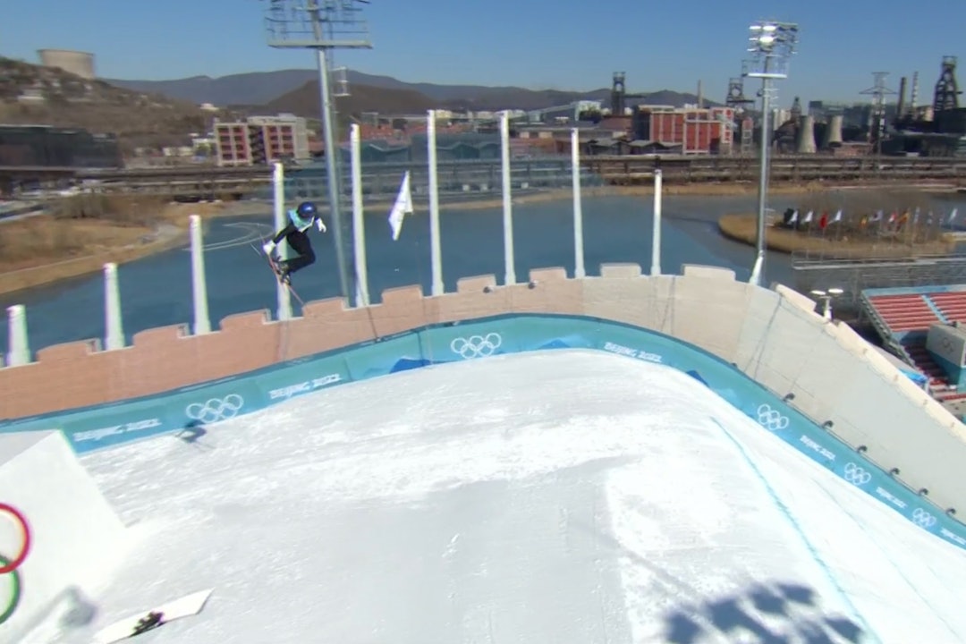 TRIKSET: Her er Eileen Gu midt i en dobbel cork 1620. Eileen Gu tar dobbel cork 1620.