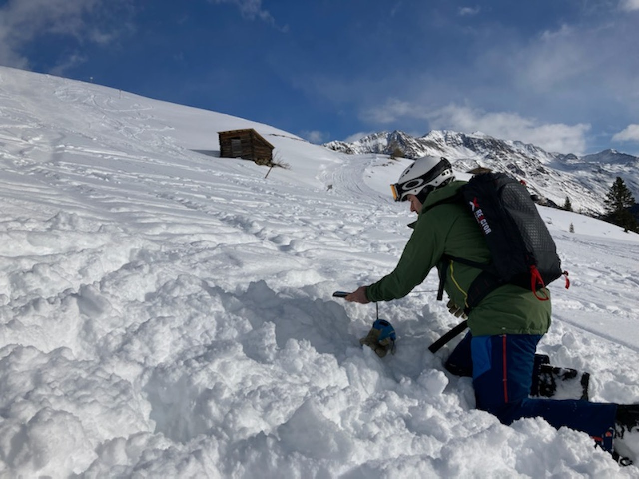 MÅTTE LETE ETTER OVERLEVENDE: Thomas H. Myrhaug fra Oslo var med å lete etter overlevende i et skred i Sölden i Østerrike i helgen. Bildet er av Thomas' kompis, under tørrtrening dagen etter skredet. Foto: Privat thomas myrhaug skred østerrike