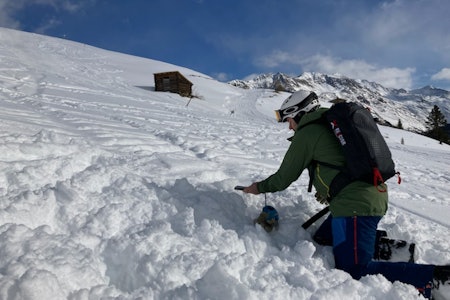 MÅTTE LETE ETTER OVERLEVENDE: Thomas H. Myrhaug fra Oslo var med å lete etter overlevende i et skred i Sölden i Østerrike i helgen. Bildet er av Thomas' kompis, under tørrtrening dagen etter skredet. Foto: Privat thomas myrhaug skred østerrike