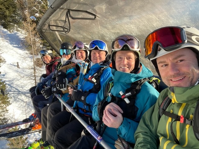 PÅ GUTTETUR: Thomas Myrhaug (nummer to fra høyre) var på tur i Sölden med kompisene Andreas, Nils Fredrik, Benno og Erik. Foto: Privat skred østerrike sölden thomas myrhaug