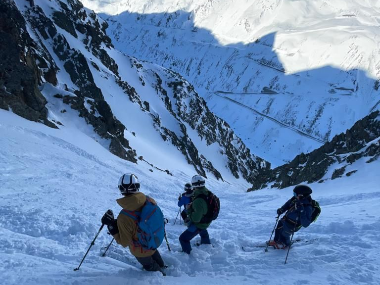 MYE BRA SKIKJØRING: Tross de skremmende skredhendelsene ble det en bra tur for Thomas og kompisgjengen. Foto: Privat skred østerrike sölden