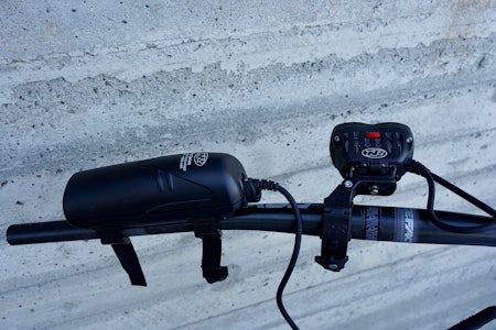 STOR OG KRAFTIG: Niterider Enduro Pro 4200 har stort styrefeste og batteri. Også lykta er stor og solid. Foto: Øyvind Aas Niterider Enduro Pro 4200