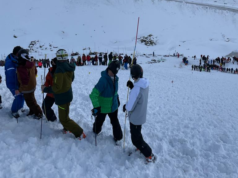 STORT SØK: Det var mange som tok del i søket i skredet. Foto: Privat skred østerrike sölden