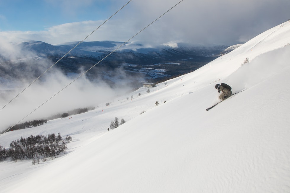 HJEMME: Stinius Skjøtskift nyter sjeldent fine forhold hjemme i Oppdal. Dette er fra tirsdag denne uka. Foto: Tore Meirik Skikjøring i pudder i Oppdal