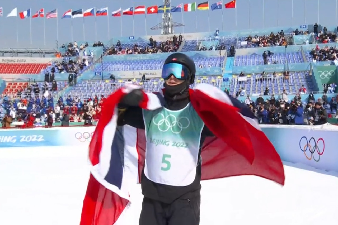 MESTER: Birk Ruud kunne hoppe i mål med flagget under finalen. Der smadret han samtlige konkurrenter. Foto: Skjermdump Birk Ruud ble olympisk mester.