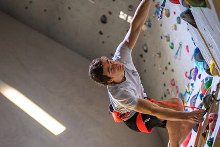 NY SPONSOR: Adam Ondra har signert med Mammut, hvor han skal være fram til OL i Paris – og kanskje enda lenger. Foto: Mammut  Mann som klatrer på innevegg