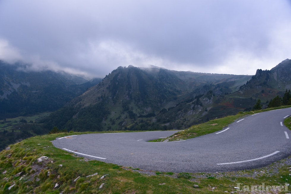 OSTELAND: I Alpene og Pyreneene finner du ost overalt. Her fra en tilfeldig valgt, osteløs sving. Foto: Henrik Alpers. 