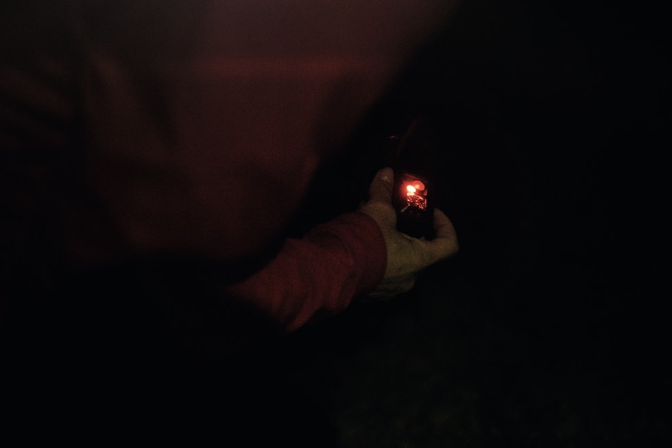 RØDT LYS: Dette er ment som nattlys for ikke å ødelegge nattsynet, og når du ikke vil blende andre. Det er ganske umulig å løpe med, men en fin funksjon ved pauser. Foto: Kristoffer H. Kippernes lys hodelykt