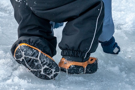 BRODDER TIL BARN: Snowline brodder for barn utmerker seg i testen, selv på små skostørrelser Bilde av Snowline brodder for små barn på is