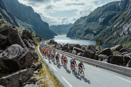 TOUR OF NORWAY: Rittet har ofte gått i slående vestlandsnatur, som i 2021. Her fra den andre etappen som hadde start og målgang i Sirdal. Foto: Cor Vos tour of norway 2022 etapper