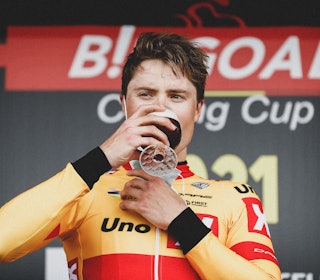 SKÅL! Det belgiske publikummet heltedyrker syklister. Tar de tradisjonen tro en øl på seierspodiet slik Rasmus Fossum Tiller gjorde da han vant Dwaars door het Hageland, hjelper det på muligheten til å kjøre Flandern rundt. Foto: Cor Vos. 