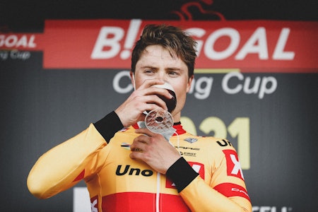 SKÅL! Det belgiske publikummet heltedyrker syklister. Tar de tradisjonen tro en øl på seierspodiet slik Rasmus Fossum Tiller gjorde da han vant Dwaars door het Hageland, hjelper det på muligheten til å kjøre Flandern rundt. Foto: Cor Vos. SKÅL! Det belgiske publikummet heltedyrker syklister. Tar de tradisjonen tro en øl på seierspodiet slik Rasmus Fossum Tiller gjorde da han vant Dwaars door het Hageland, hjelper det på muligheten til å kjøre Flandern rundt. Foto: Cor Vos.
