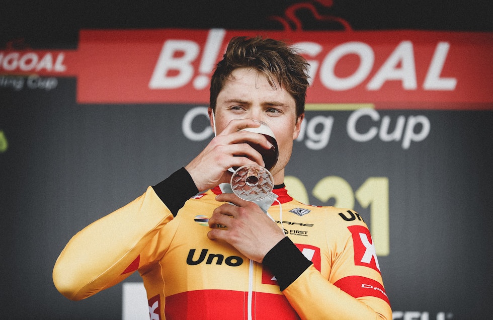 SKÅL! Det belgiske publikummet heltedyrker syklister. Tar de tradisjonen tro en øl på seierspodiet slik Rasmus Fossum Tiller gjorde da han vant Dwaars door het Hageland, hjelper det på muligheten til å kjøre Flandern rundt. Foto: Cor Vos. 