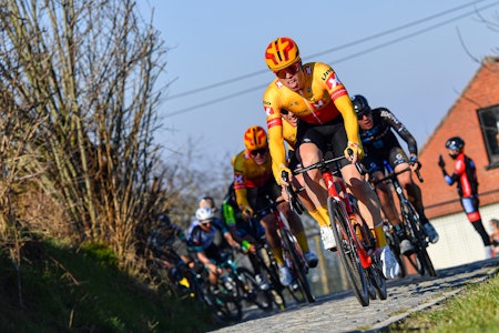 INVITERT TIL FLANDERN RUNDT: Uno-X Pro Cycling blir det første norske herrelaget til å sykle Flandern rundt. Her er Rasmus Fossum Tiller i aksjon i Kuurne-Brussels-Kuurne i fjor. Foto: Mario Stiehl uno-x pro cycling flandern rundt