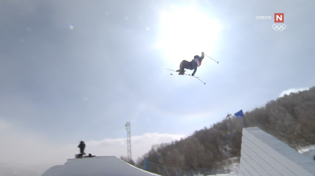 GRAB: Her kan du se Killi forsøke å få tak i skien. Foto: Skjermdump/Discovery Johanne Killi i OL-finalen.