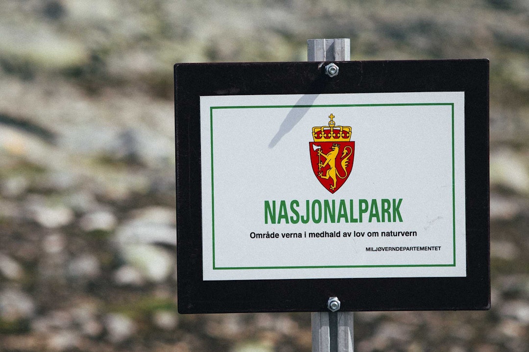 INFORMASJONSARBEID: Dette kan være et typisk skilt du møter i en nasjonalpark - men det sier lite om hvilke ferdselsregler som gjelder. Foto: Kristoffer H. Kippernes. sykling i nasjonalpark