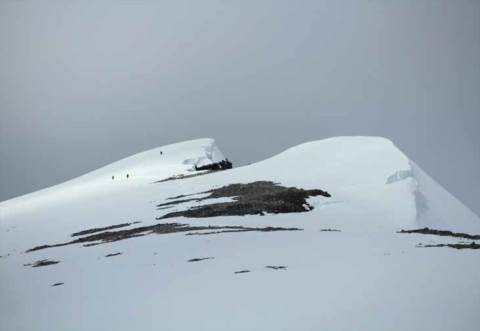 Vandrere nærmer seg toppen av Glittertind (2464 moh.). Foto: Frank Ivar Hansen