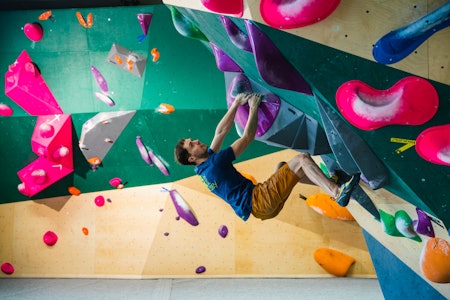 SOPPEN: Erik Grandelius klatrer på soppen ved inngangspartiet. Foto: Kyrre Buxrud SOPPEN: Erik Grandelius klatrer på soppen ved inngangspartiet. Foto: Kyrre Buxrud