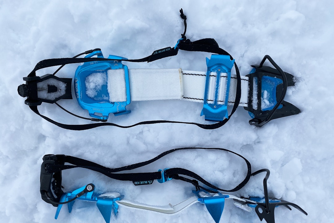 Blue Ice Harfang Stegjern som ligger på snø