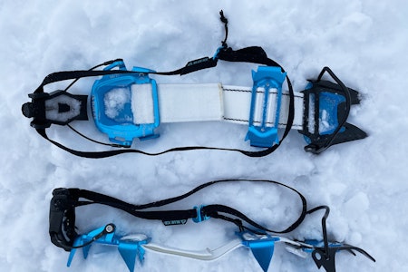 Blue Ice Harfang Stegjern som ligger på snø