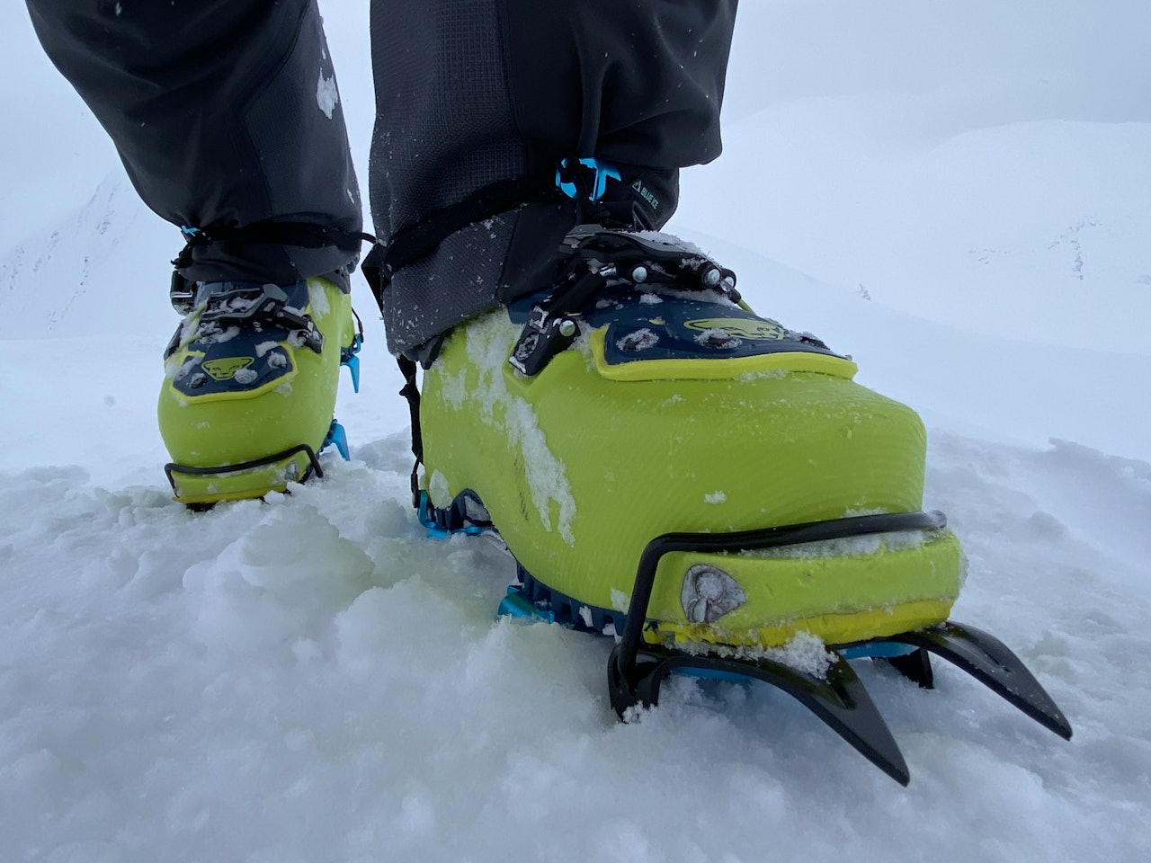 GÅKOMFORT: Blue Ice Harfang har nokså korte tagger. Det gjør de gode å gå med i bratt snø og på is. Foto: Tore Meirik Skistøvler med stegjern