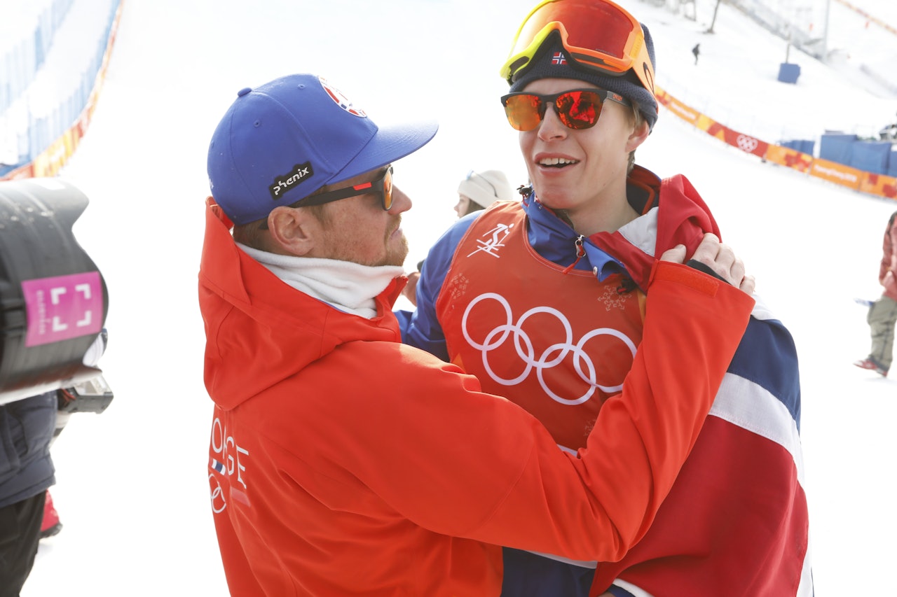 GULL: Her er Øystein Bråten kort tid etter at gullet i 2018 ble sikret sammen med trener Luke Allen. Ingen av dem er i Kina nå. Foto: NTB Øystein Bråten i Sør-Korea.