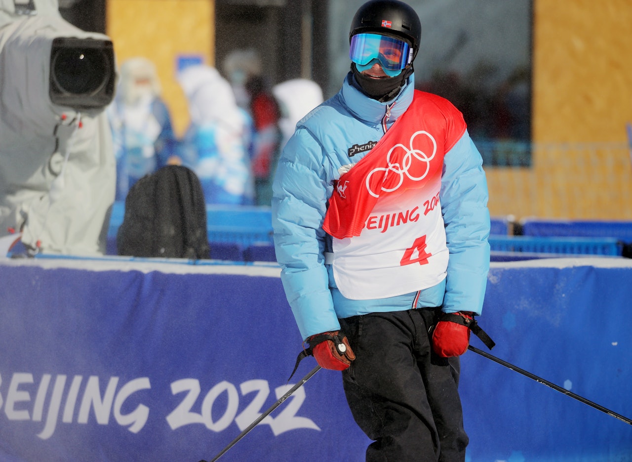 IKKE TO GULL: Det ble ikke to medaljer på Birk Ruud i OL, som ikke fikk det til å stemme i finalen. Foto: NTB Birk Ruud i OL-finalen.
