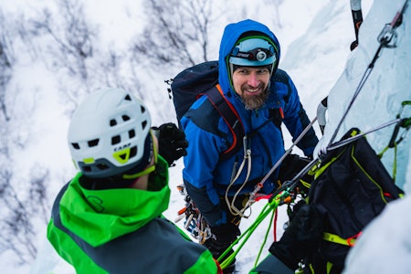OPPMUNTRING: Erik gir Stein noen oppmuntrende ord før han skal gi seg i kast med å lede andre taulengde på Passop. Foto: Kyrre Buxrud OPPMUNTRING: Erik gir Stein noen oppmuntrende ord før han skal gi seg i kast med å lede andre taulengde på Passop. Foto: Kyrre Buxrud