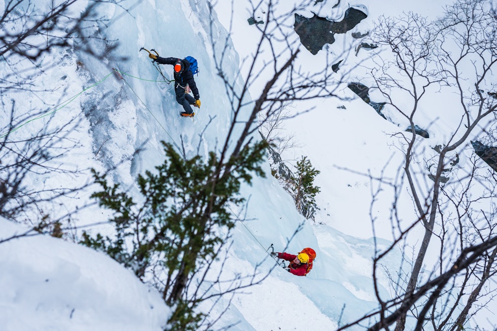 BRATT LÆRINGSKURVE: Eivind Hugaas gir løpende tips og triks til en deltaker mens de klatrer sammen oppover. Foto: Kyrre Buxrud