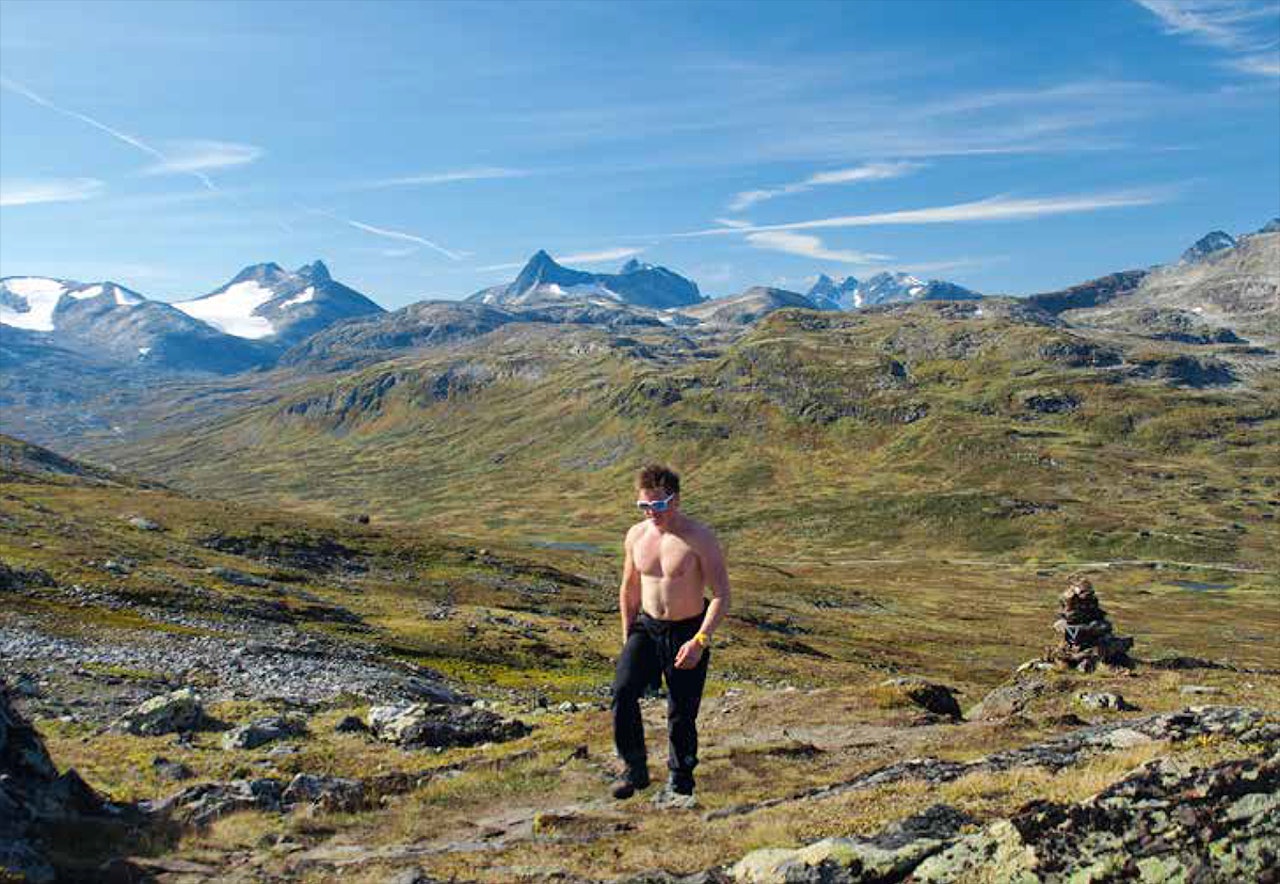 På vei til Utsikten (1518 moh.). Uranostind, Falketind og Hurrungane i horisonten. Foto: www.valdres.no
