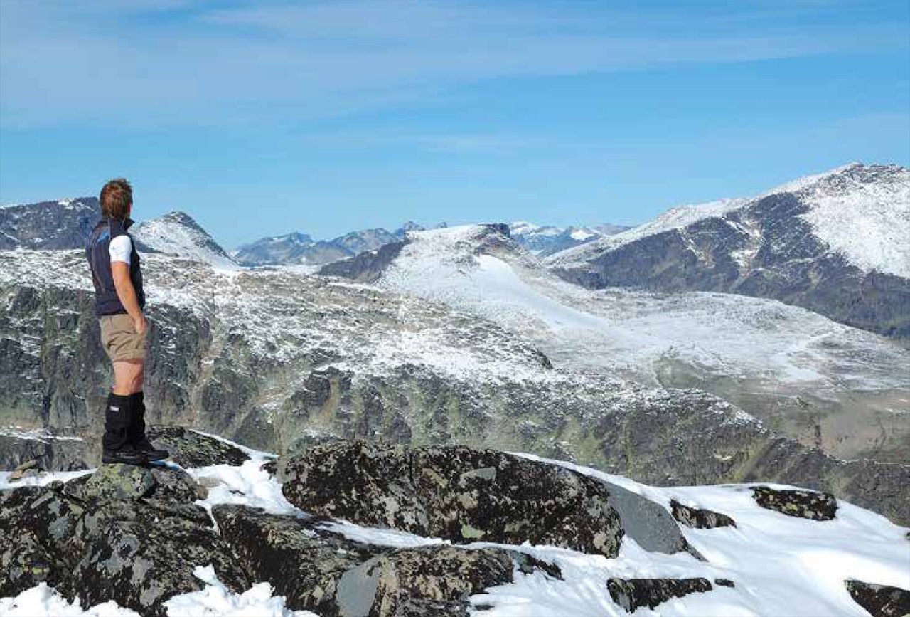 På toppen av Rasletind (2105 moh.) med utsikt til mektige nabotopper i Jotunheimen