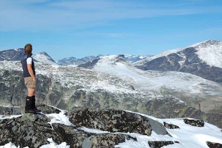 På toppen av Rasletind (2105 moh.) med utsikt til mektige nabotopper i Jotunheimen