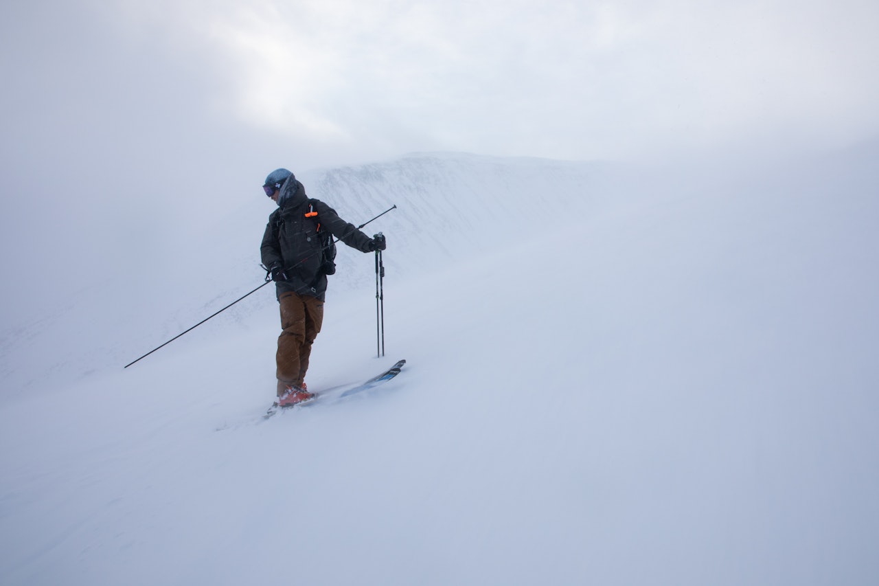Mann på skitur med søkestang i hånda