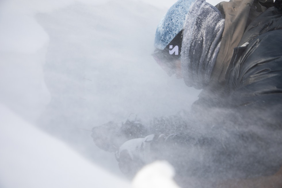 GRUNDIG: Med snøføyka midt i fleisen sjekker Pål lagdelingen i snøen. Foto: Tore Meirik Mann jobber med snøprofil