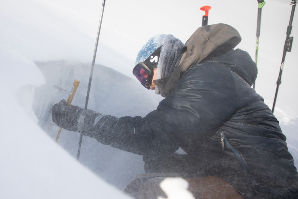 SNØPROFIL: Dagens skredproblem er enklest å finne der været står på mest. Her leter Pål Røsrud etter problemer i snølagene. Foto: Tore Meirik Foto: Tore Meirik