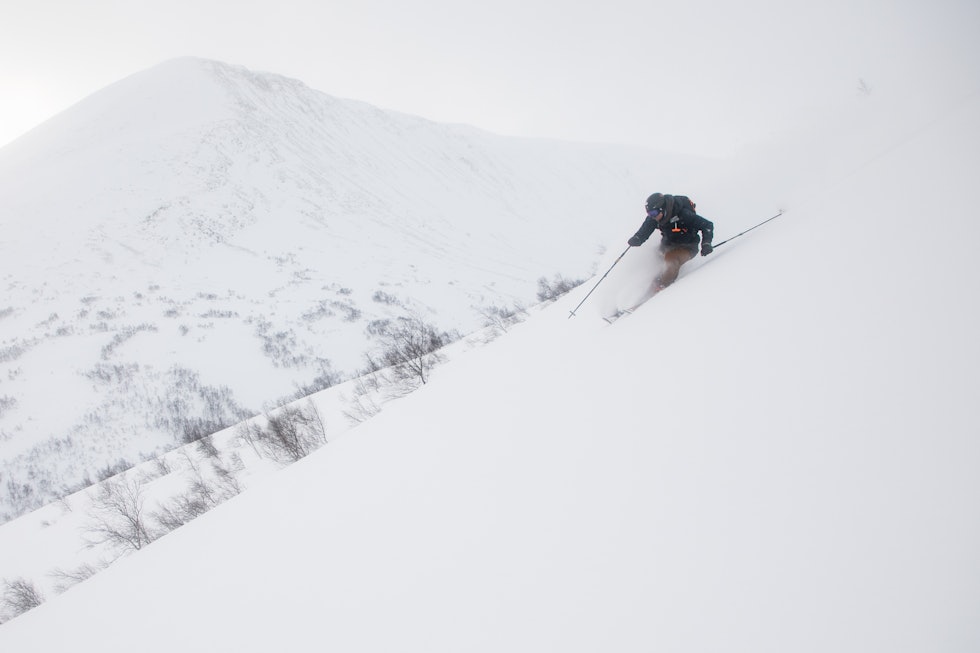 mann kjører ski i puddersnø