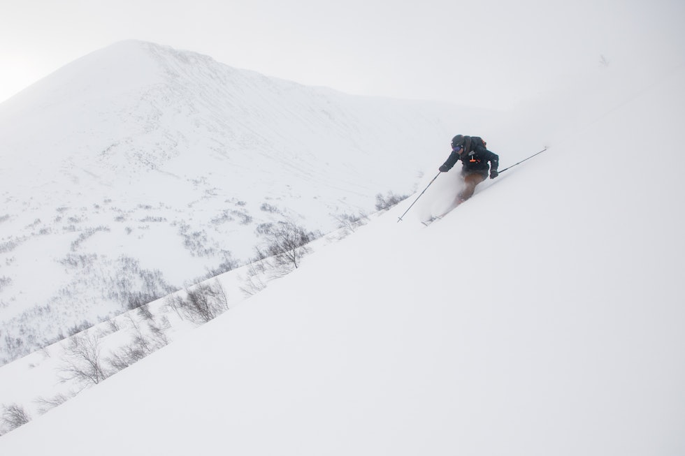 BONUS: Fin skikjøring og mange timer ute er en kjekk bonus for skredvarslere. Pål koser seg med deilig pudder på vei ned fra Storhaugen. Foto: Tore Meirik mann kjører ski i puddersnø