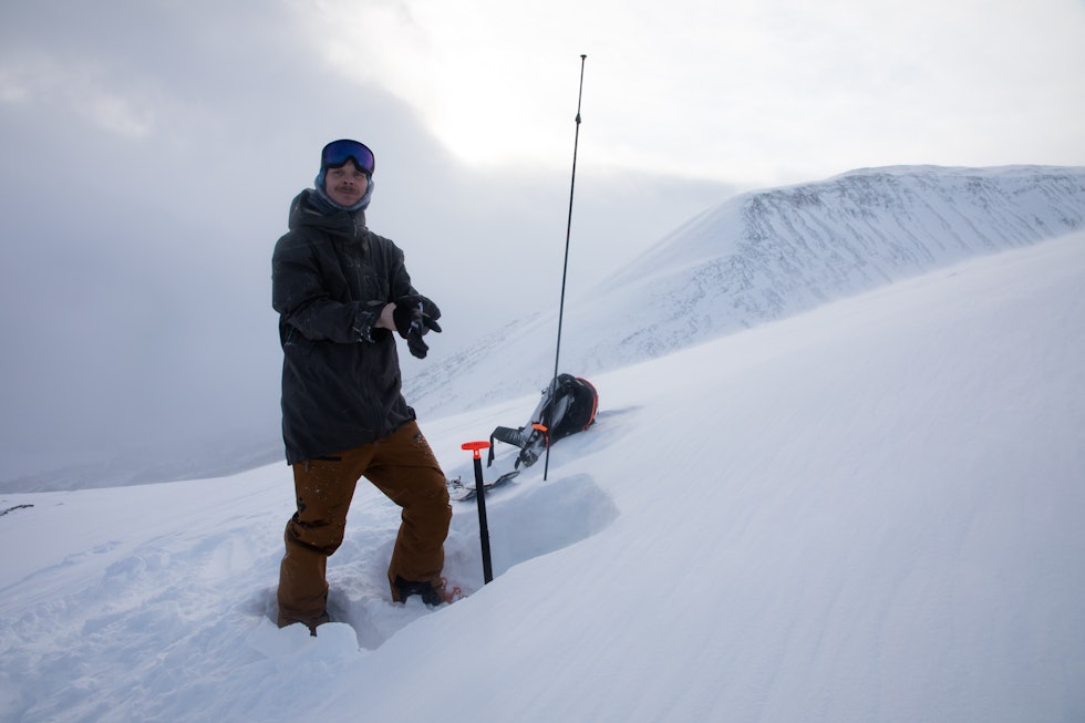 KOSER SEG PÅ JOBB: Været ble bedre, og Pål kan konstatere at alt ligger til rette for å lete etter skredproblemene høyere oppe. Foto: Tore Meirik Mann i vinterfjellet med søkestang